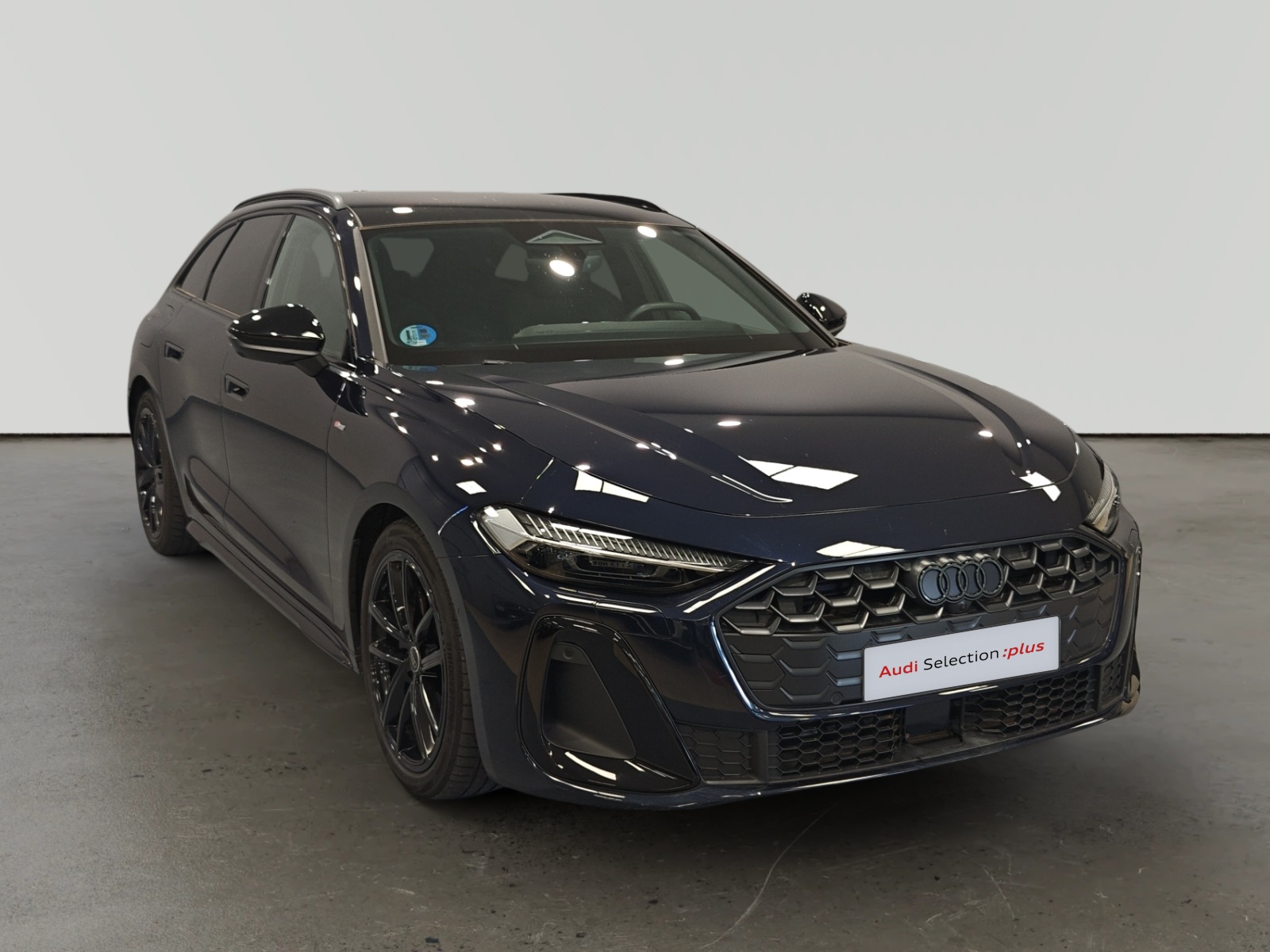Audi A5 Avant negro de frente en showroom