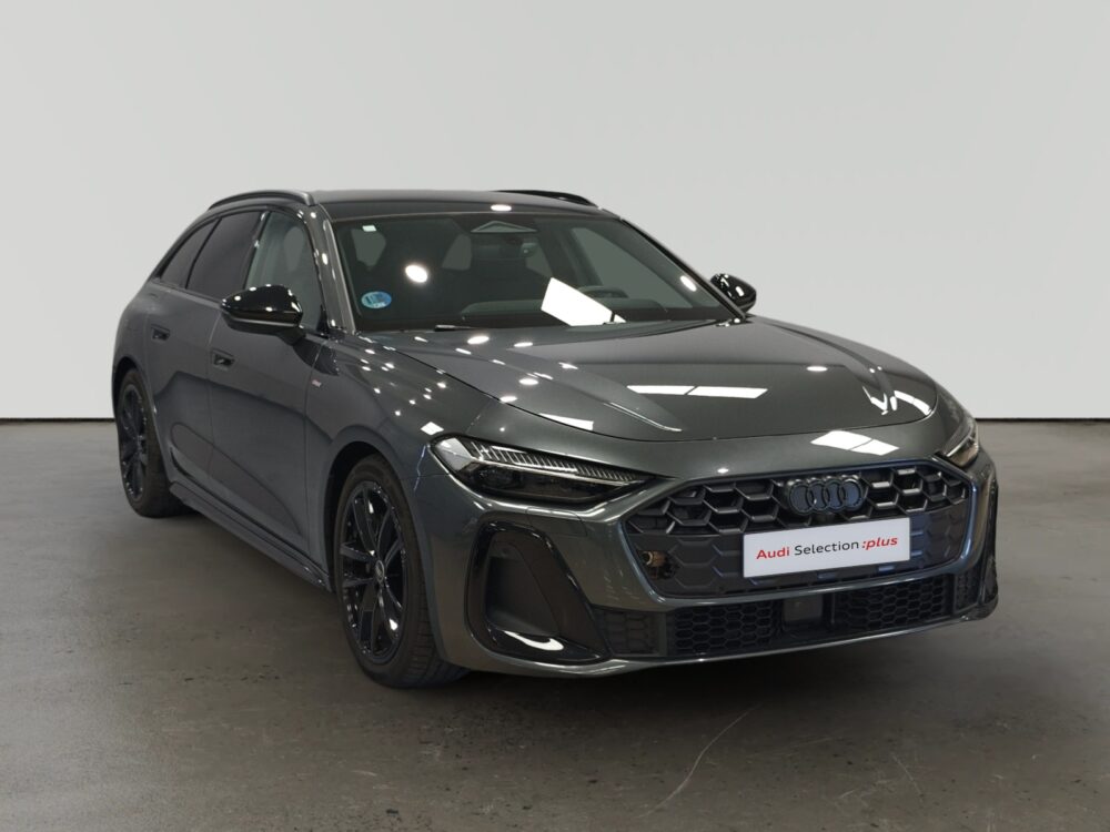 Audi A5 Avant negro en exposición de concesionario