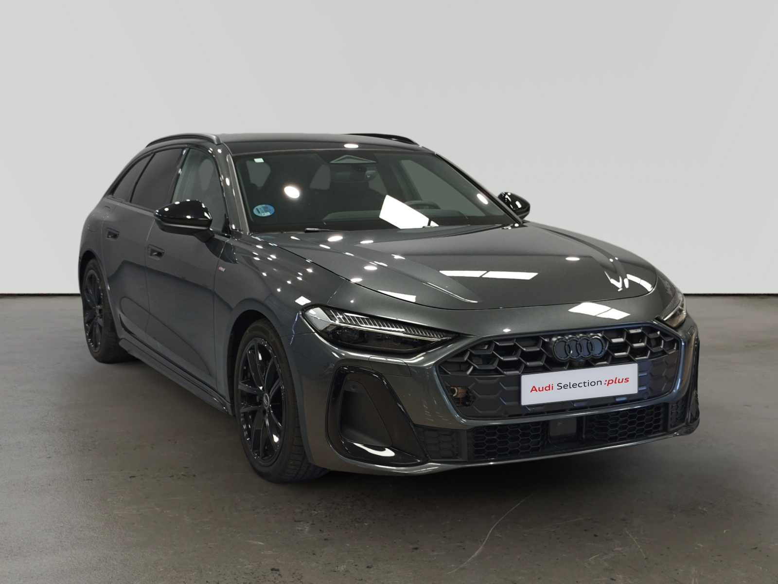 Audi A5 Avant negro en exposición de concesionario