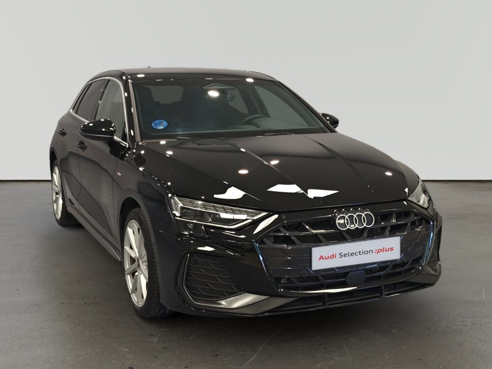 Audi A3 Sportback negro de frente en concesionario