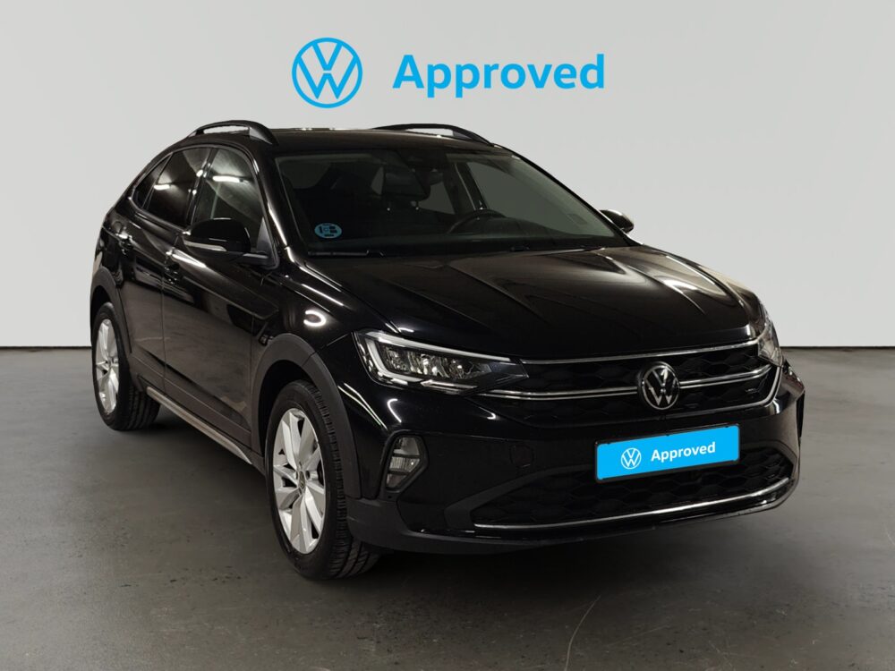 Volkswagen Taigo negro aparcado con sello Approved de Volkswagen