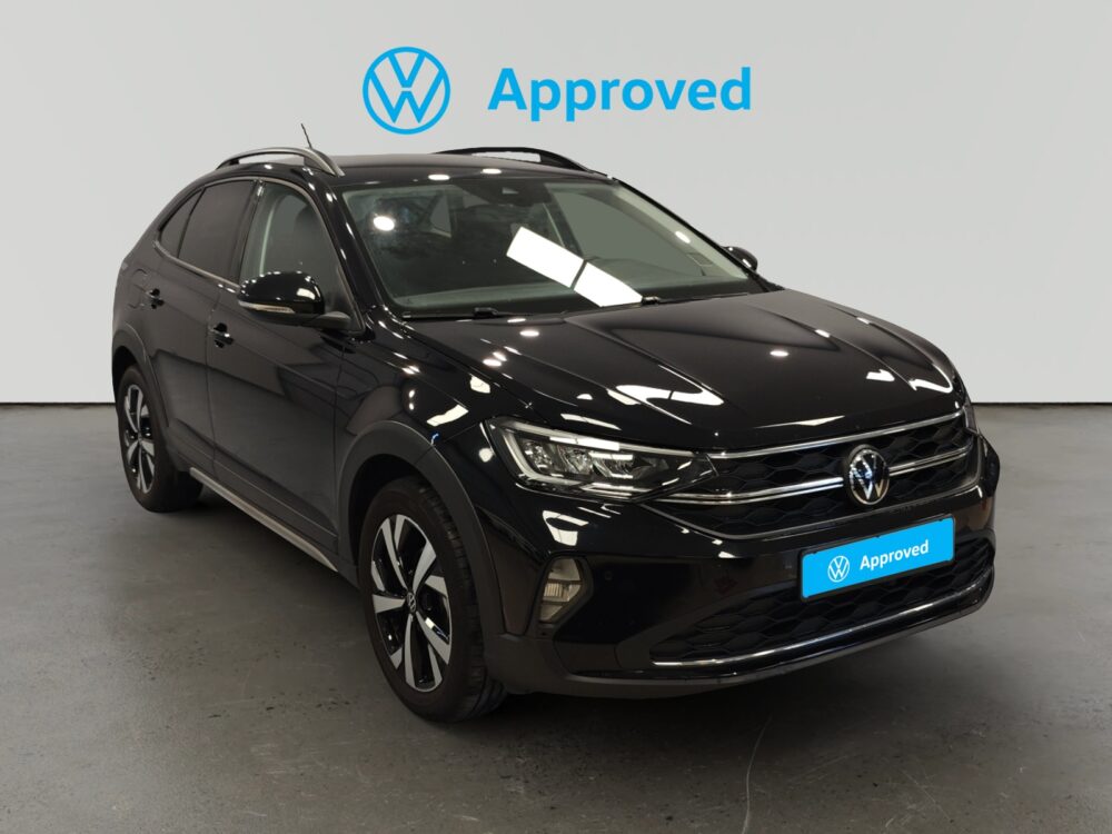 Volkswagen Taigo negro aparcado en showroom con sello de aprobación