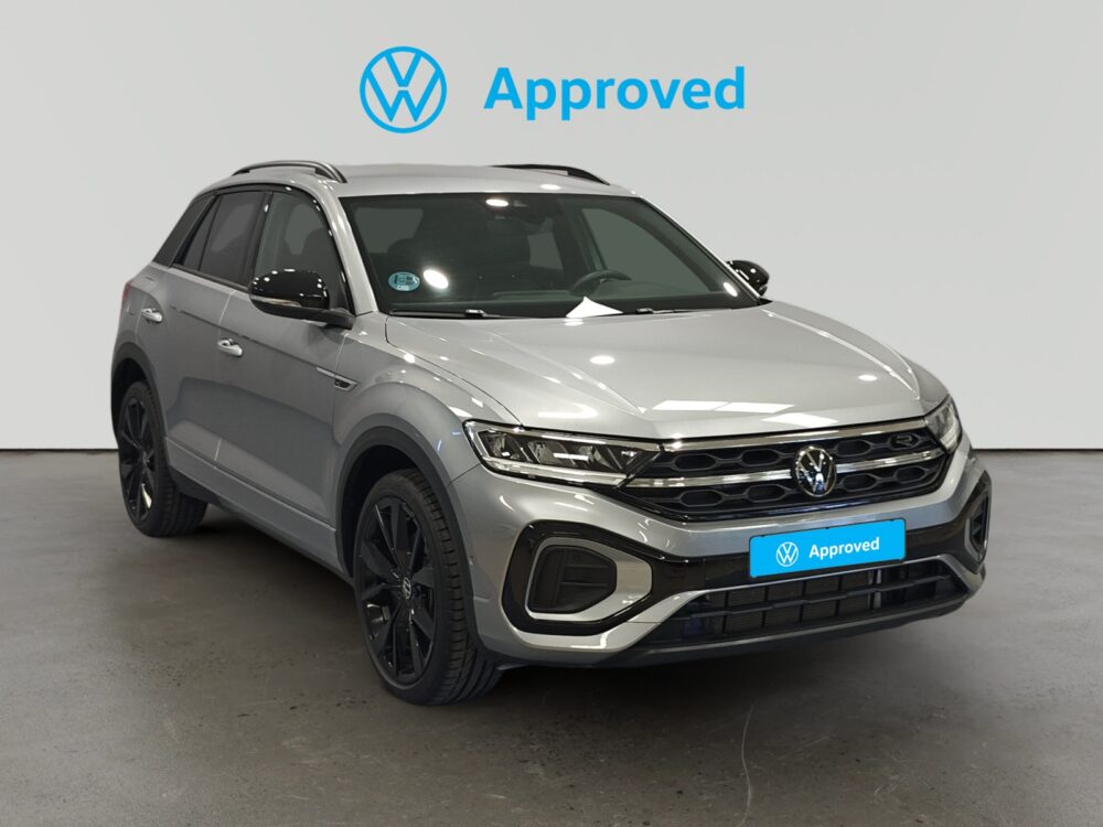 Volkswagen T-Roc blanco aparcado con logo Approved de Volkswagen