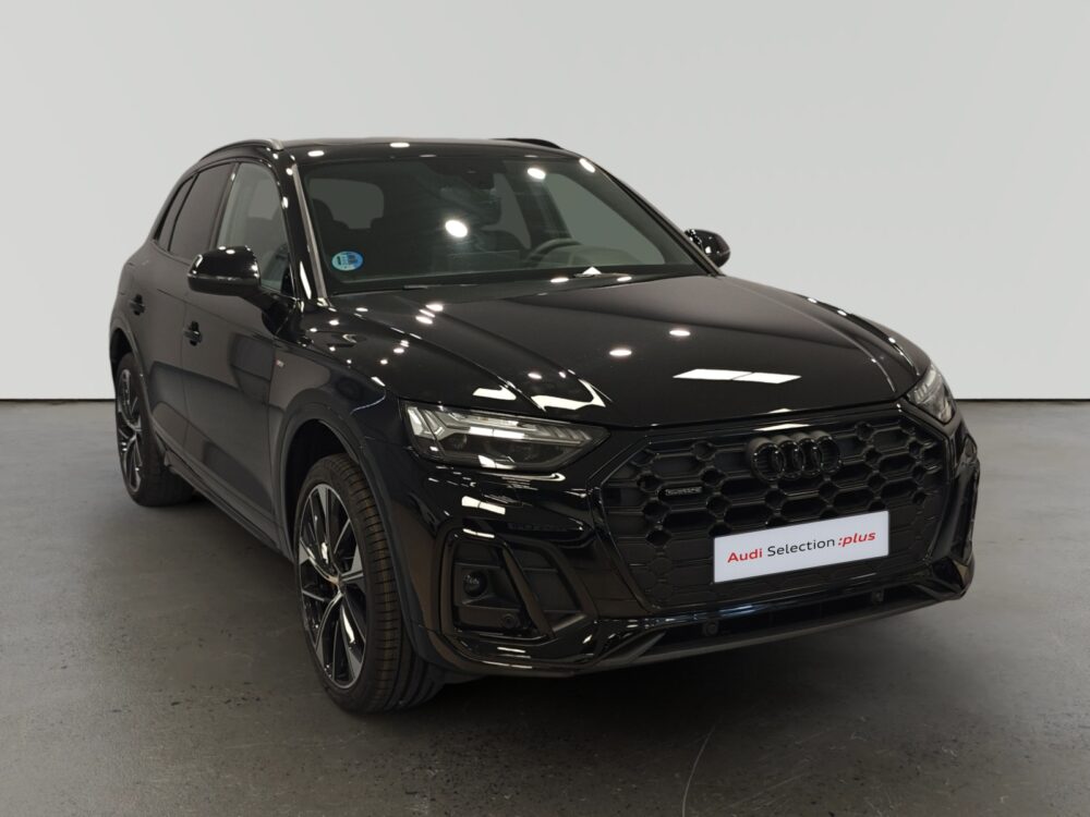 Audi Q5 negro en sala de exposición de concesionario
