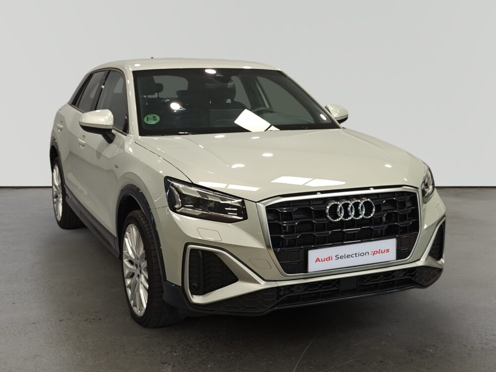 Audi Q2 blanco en exposición de concesionario