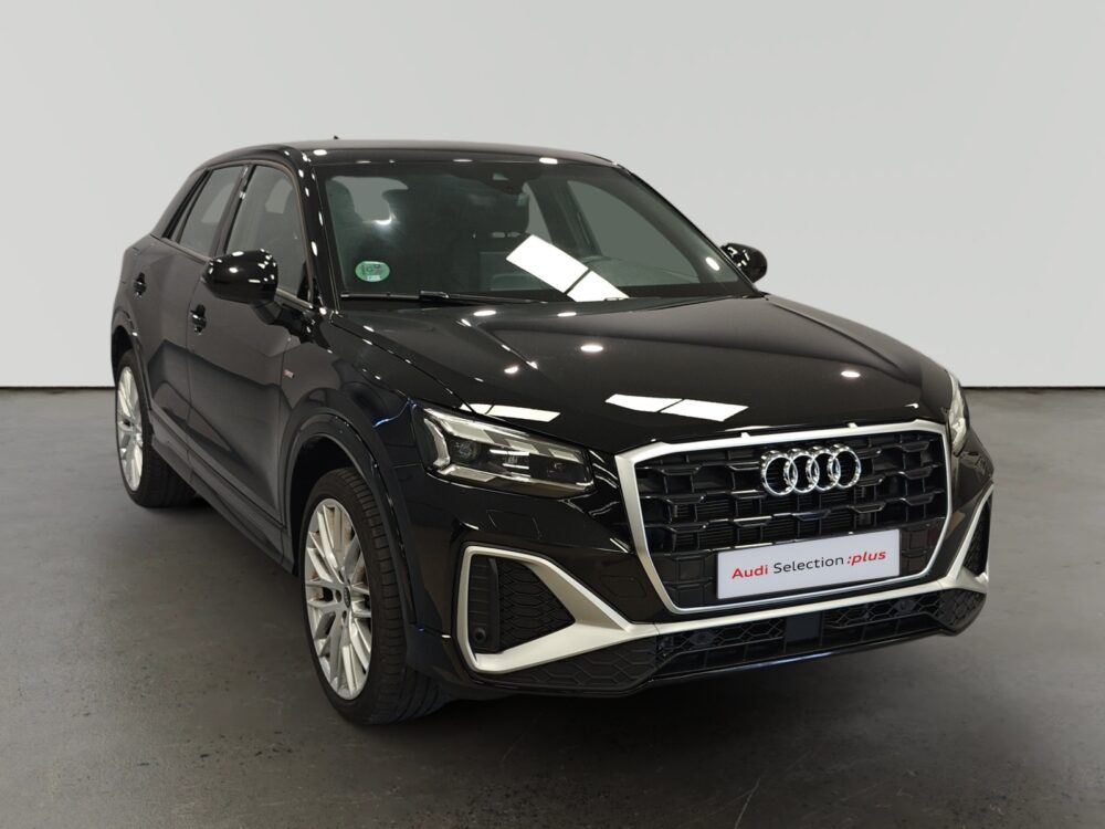 Audi Q2 negro de frente en sala de exposición