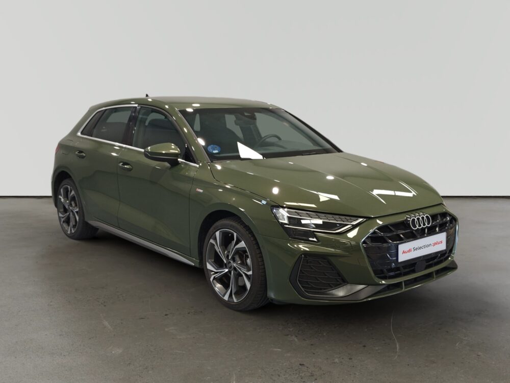 Audi A3 Sportback verde militar en showroom