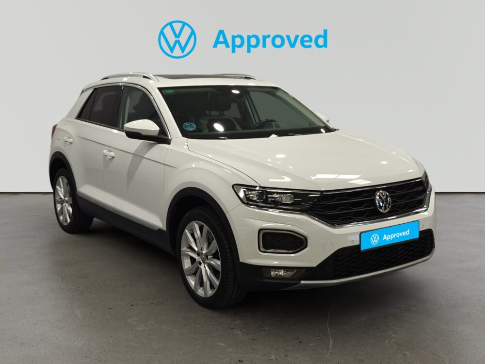 Volkswagen T-Roc blanco aparcado en showroom con logotipo Approved