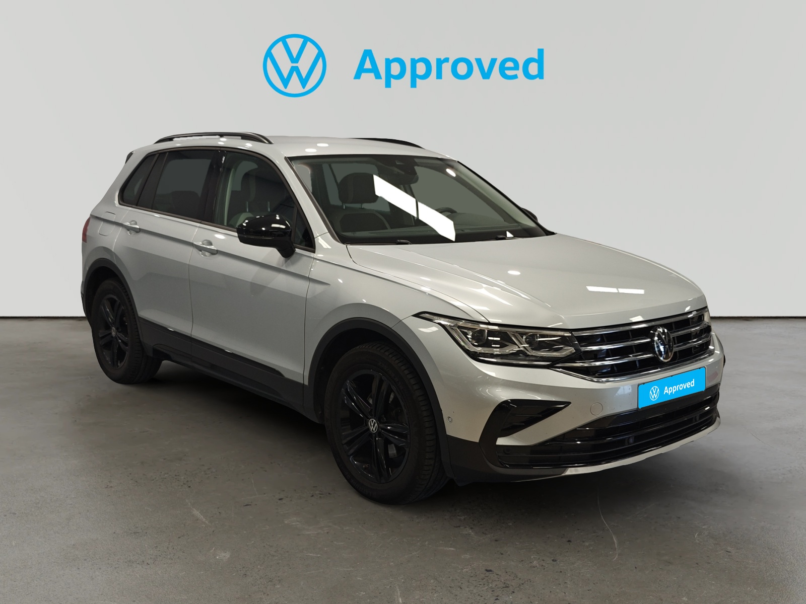 Volkswagen Tiguan blanco aparcado de frente con logo Approved de Volkswagen
