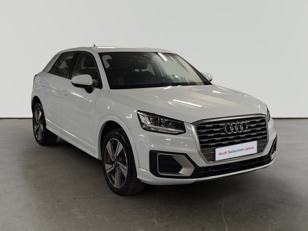 Audi Q2 blanco aparcado en interior con fondo gris