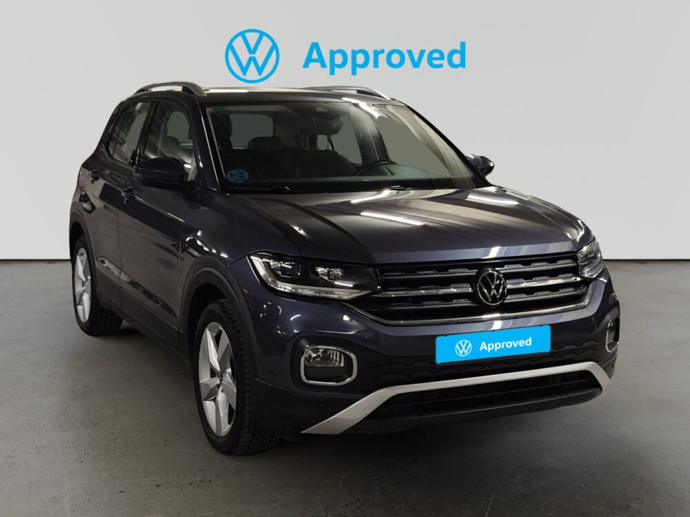 Volkswagen T-Cross azul oscuro de frente en exposición con sello Approved