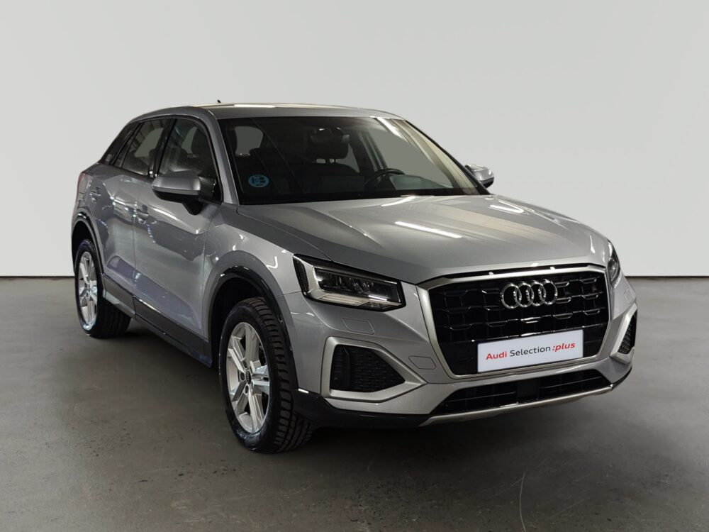 Audi Q2 blanco plateado en exposición de concesionario