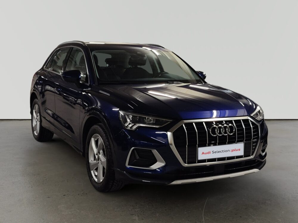Audi Q3 azul oscuro estacionado de frente en concesionario