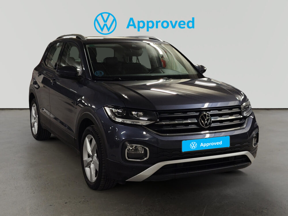 Volkswagen T-Cross azul oscuro aparcado con sello Approved