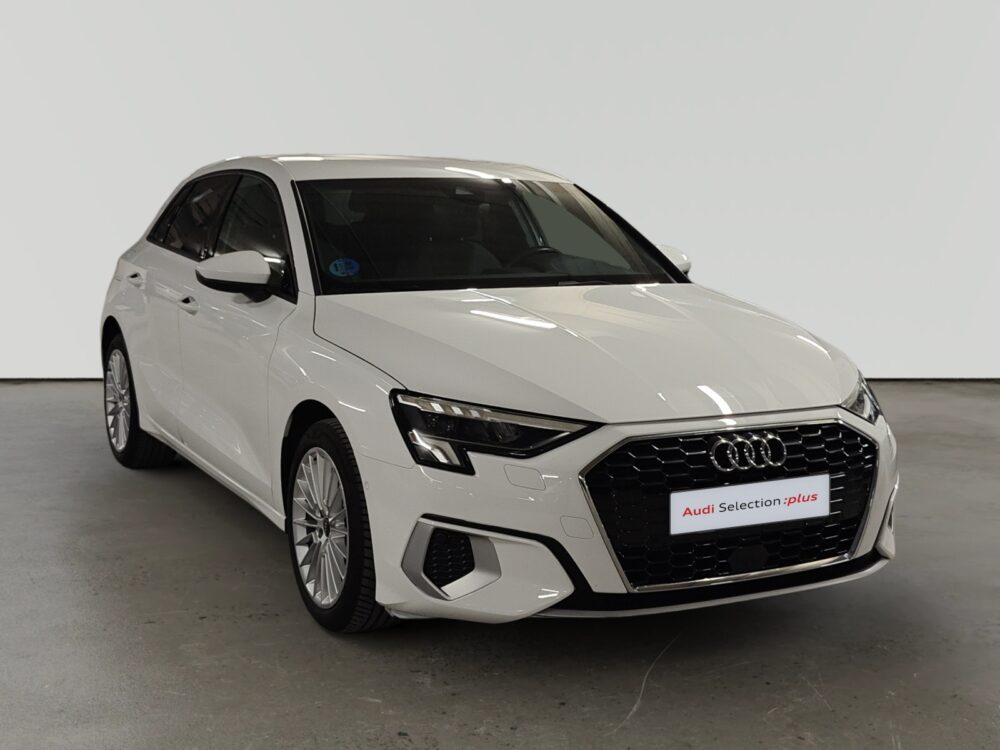 Audi A3 Sportback blanco de perfil en estudio