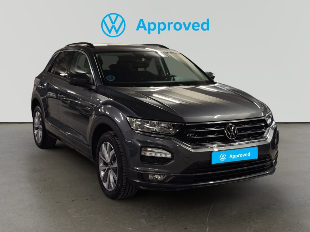 Volkswagen T-Roc negro aparcado con sello Approved de Volkswagen