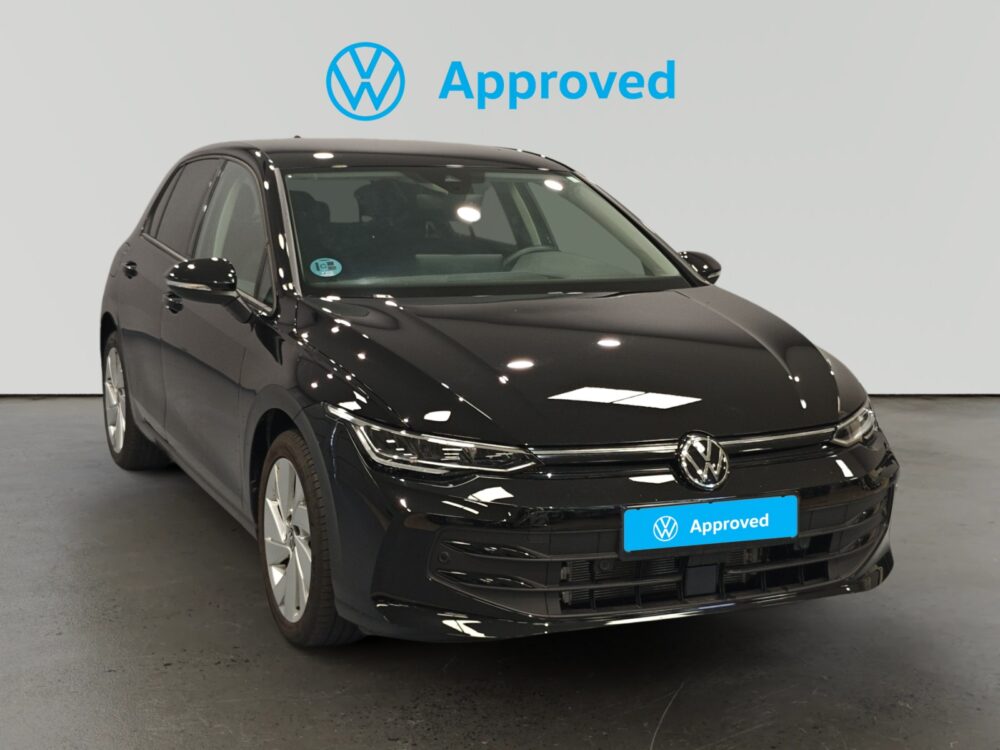 Volkswagen Golf negro aparcado de frente con logo Approved