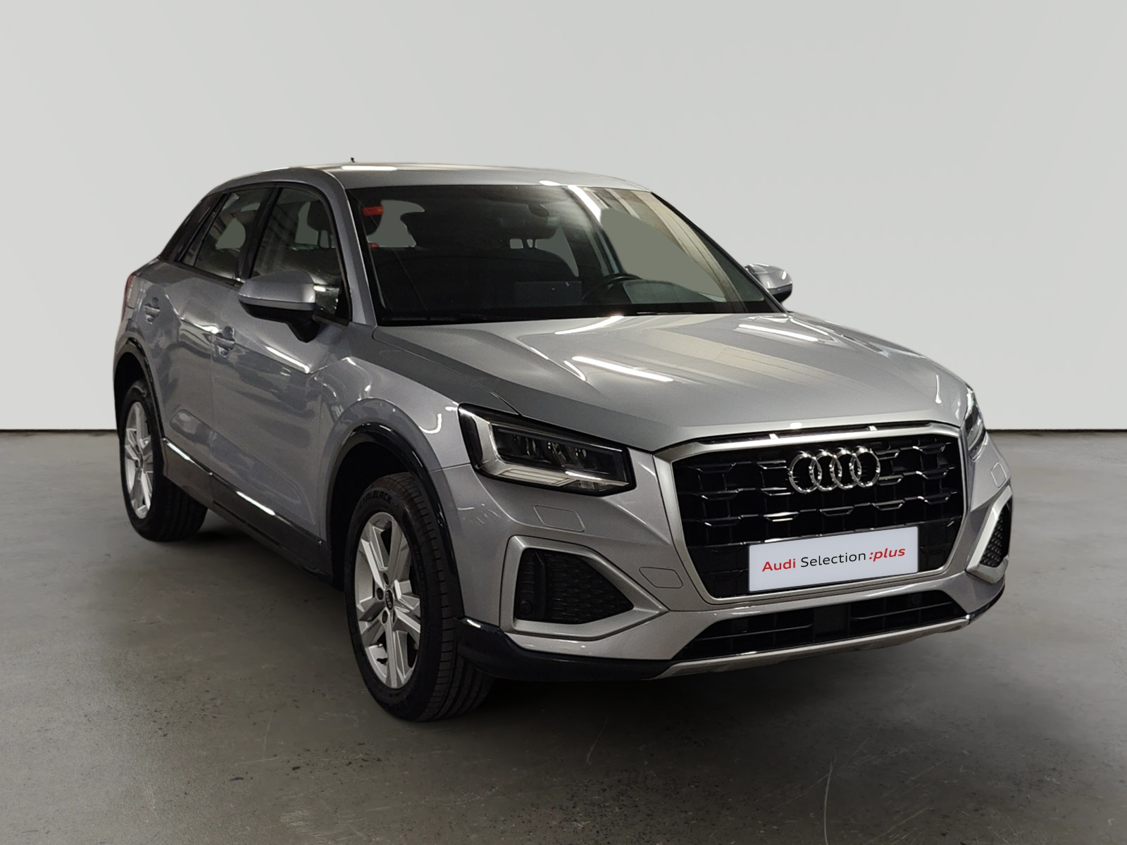 Audi Q2 gris plata en estudio fotográfico