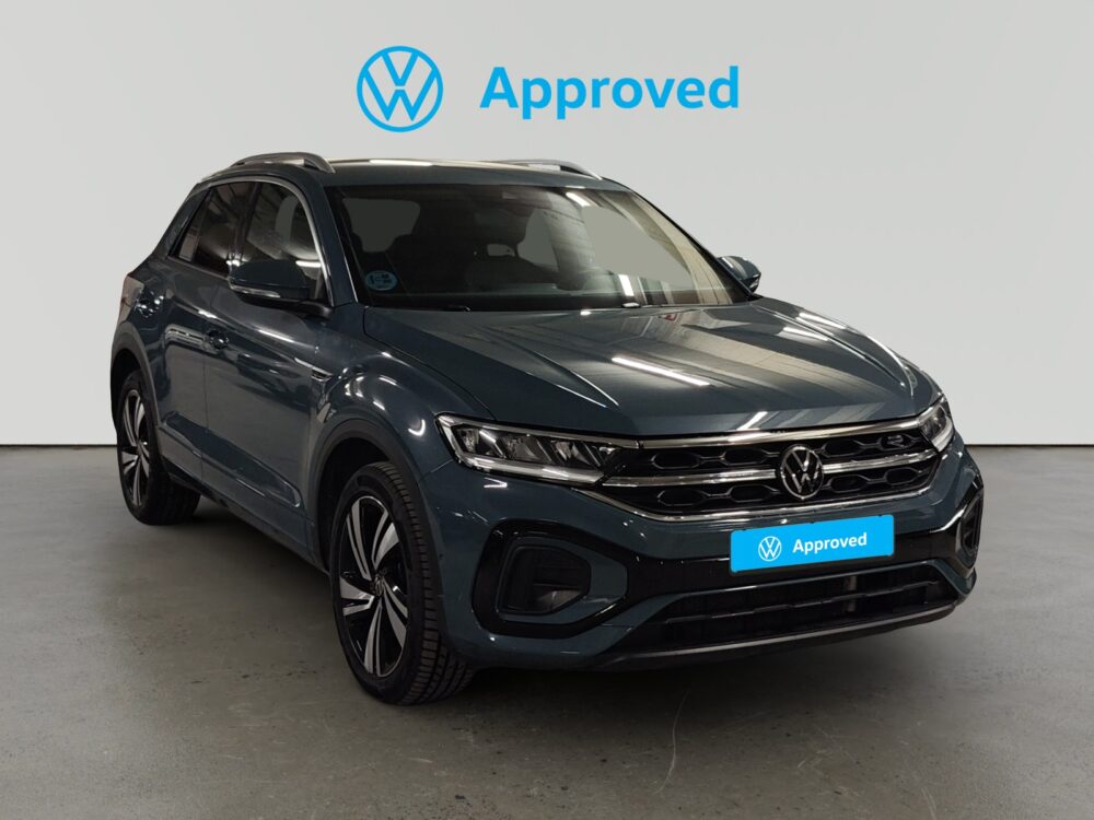 Volkswagen T-Roc azul oscuro de frente en showroom con sello Approved