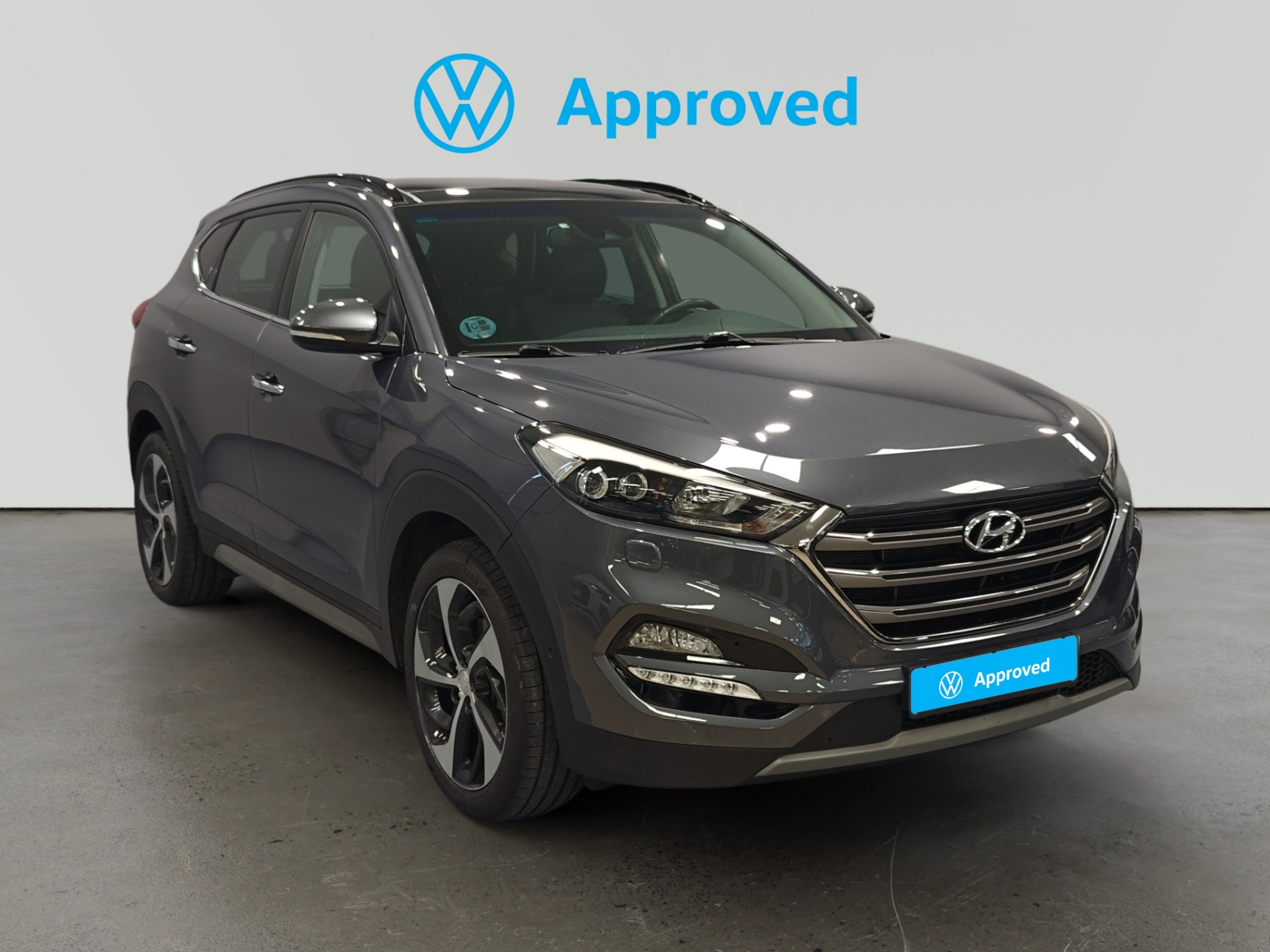 Hyundai Tucson gris oscuro aprobado Volkswagen con distintivo azul frontal