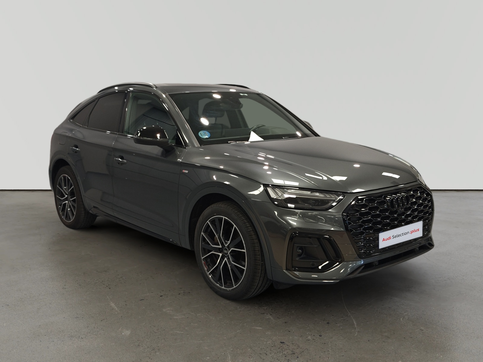 Audi Q5 Sportback gris oscuro en vista lateral sobre fondo gris