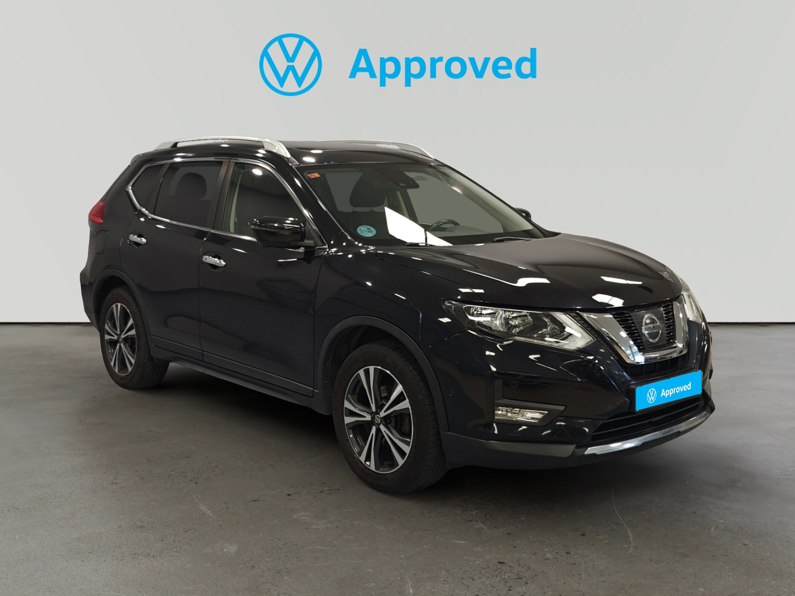 Nissan X-Trail negro aparcado con distintivo Volkswagen Approved