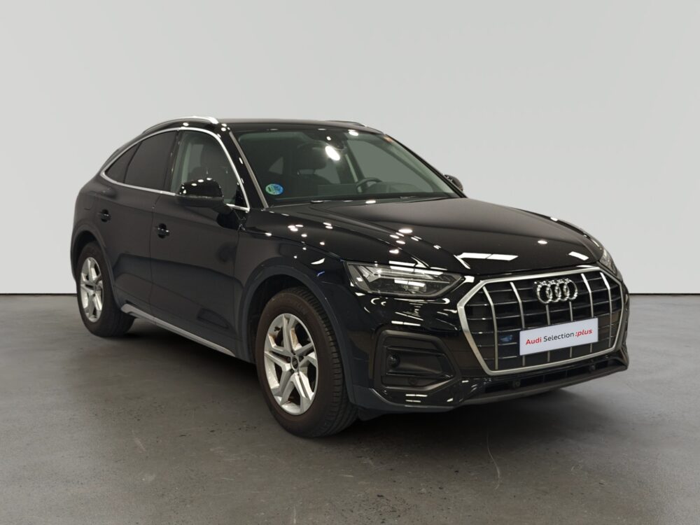 Audi Q5 Sportback negro aparcado en interior