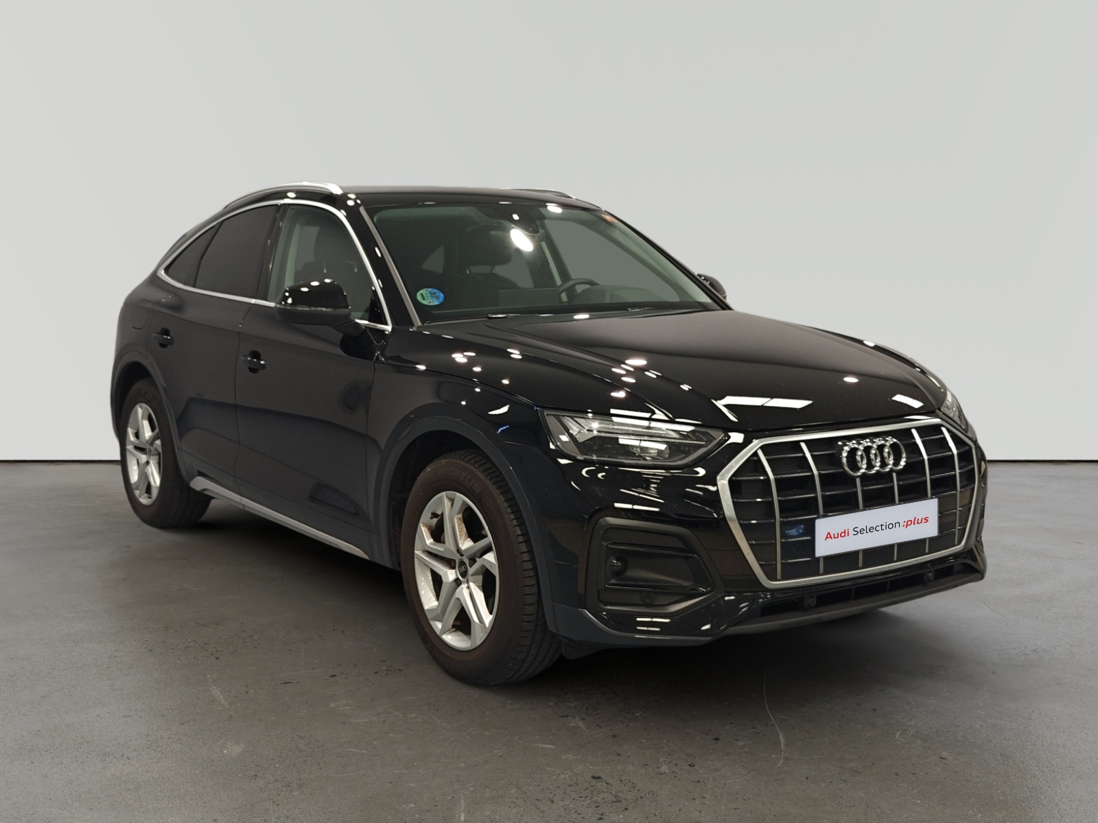 Audi Q5 Sportback negro aparcado en interior