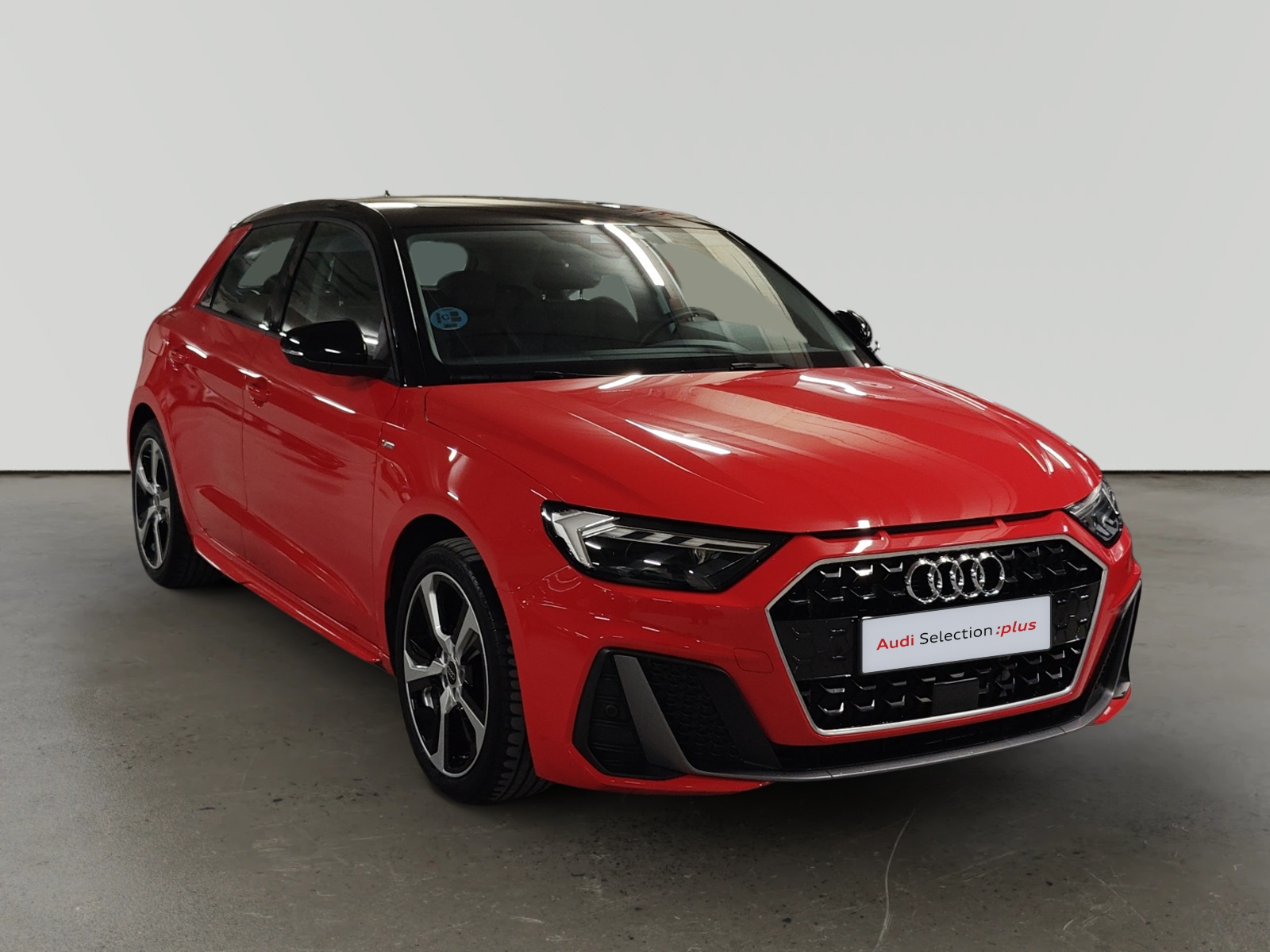 Audi A1 Sportback rojo en exposición de concesionario