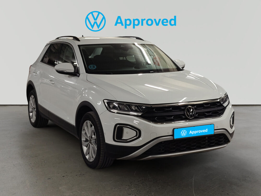 Volkswagen T-Roc blanco aparcado con logo Approved de Volkswagen