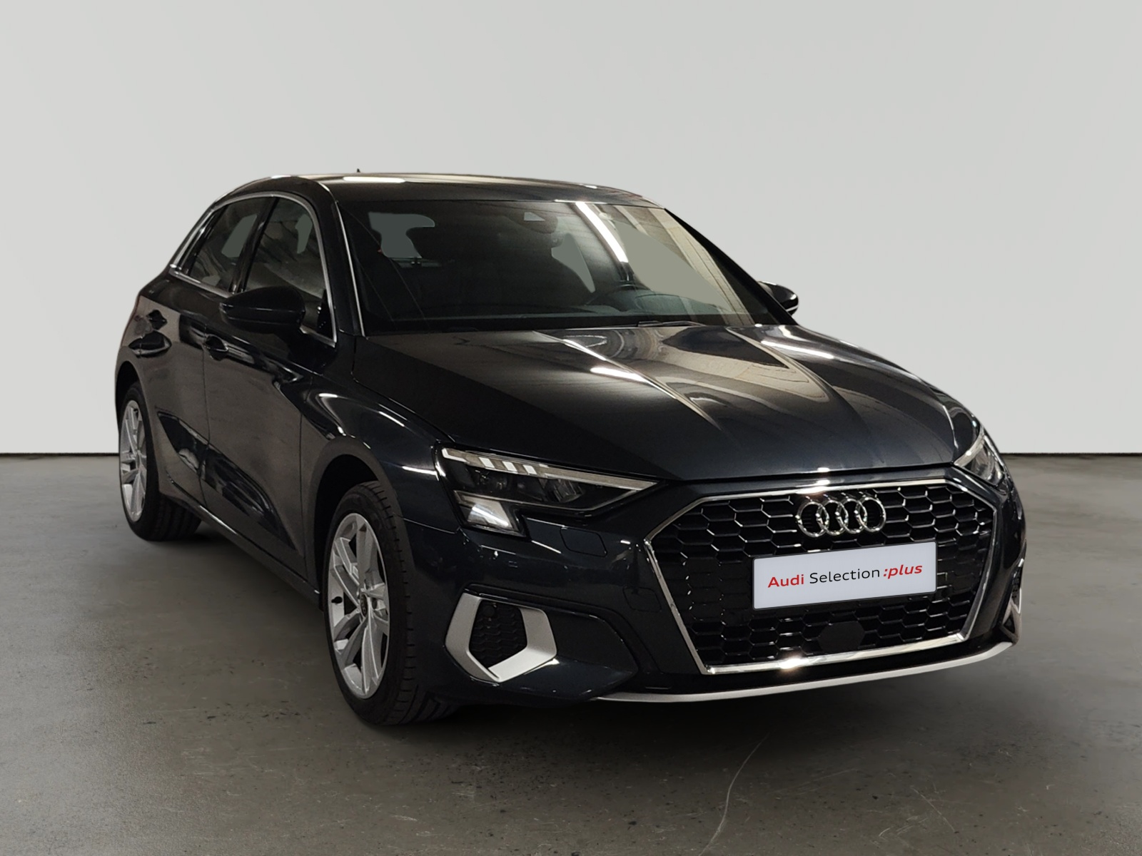 Audi A3 Sportback negro de frente en showroom