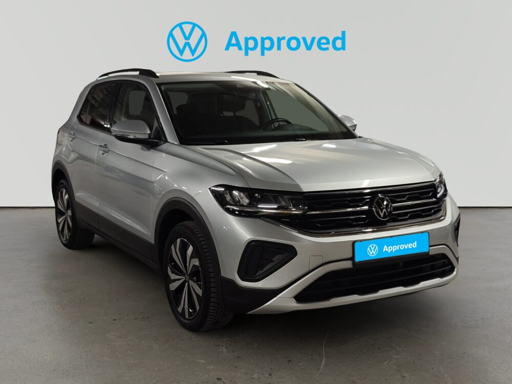 Volkswagen T-Cross blanco plateado aparcado de frente con distintivo Volkswagen Approved