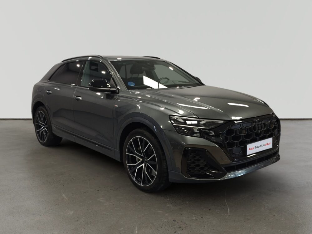 Audi Q8 negro de tres cuartos en fondo blanco