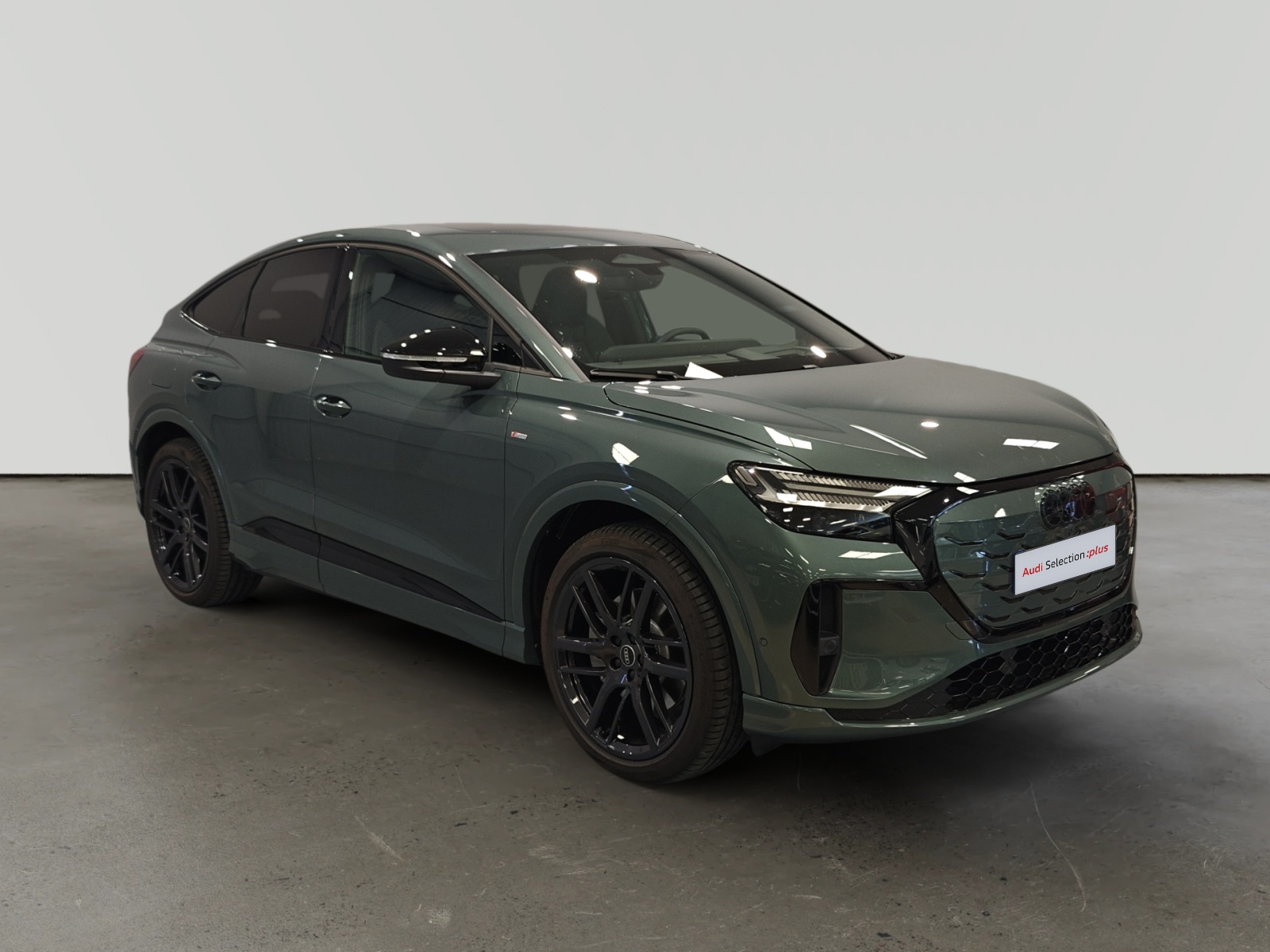 Audi Q4 Sportback e-tron verde oscuro en estudio fotográfico