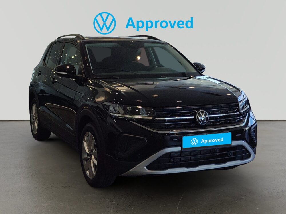 Volkswagen T-Cross negro de frente con distintivo Approved en fondo blanco
