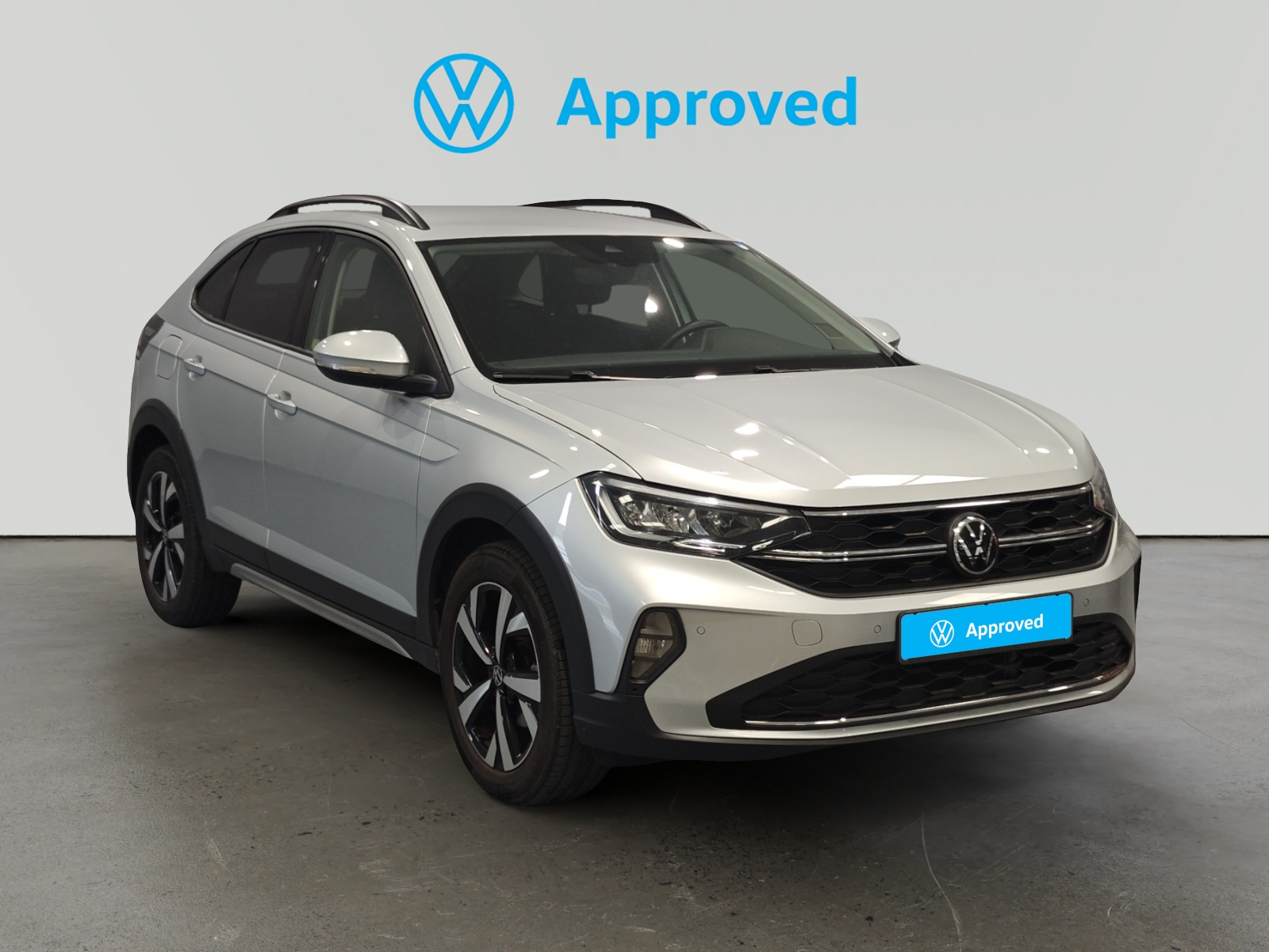 Volkswagen Taigo blanco aparcado con logo Approved de Volkswagen